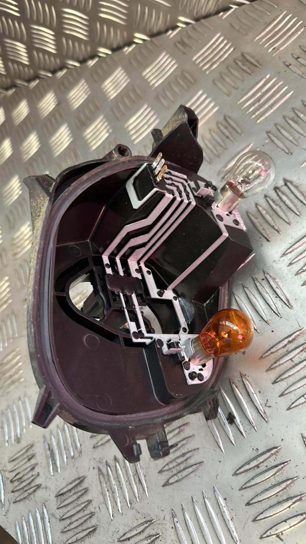 Base portalampade fanale posteriore sinistro PEUGEOT 208 1 PHASE 2 Gasolina - 1