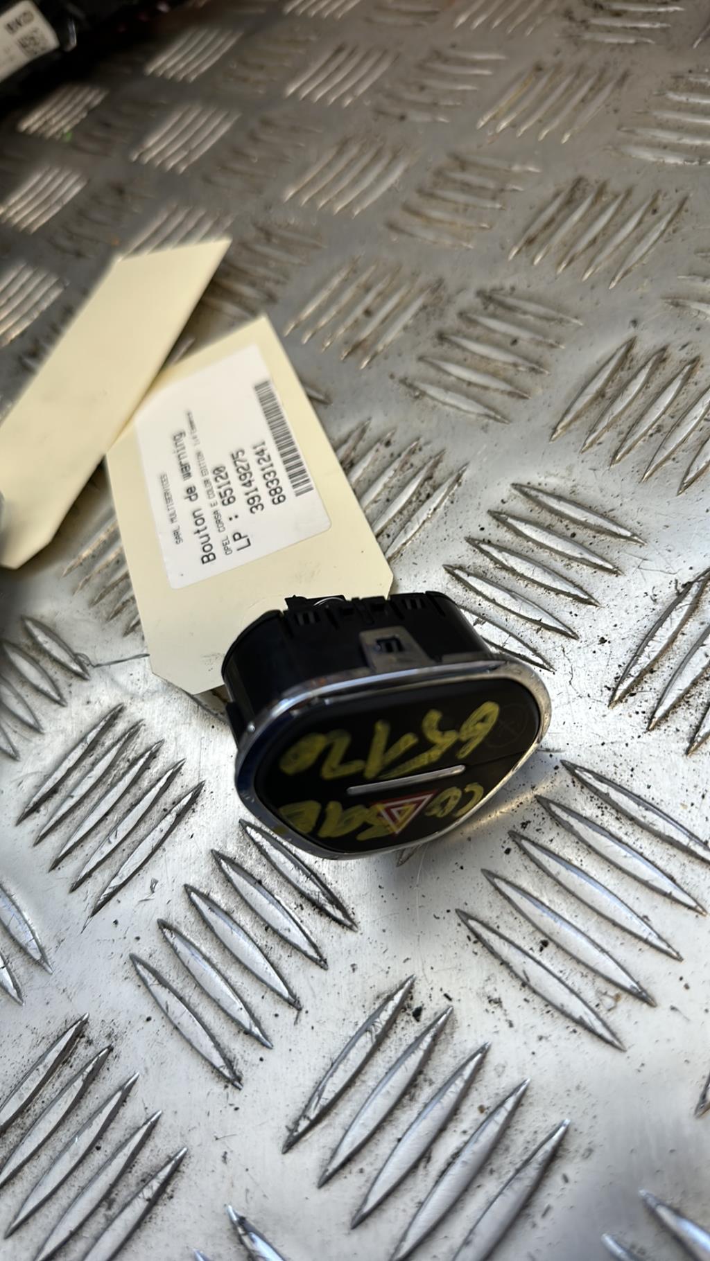 Bouton de warning OPEL CORSA E Essence - 1