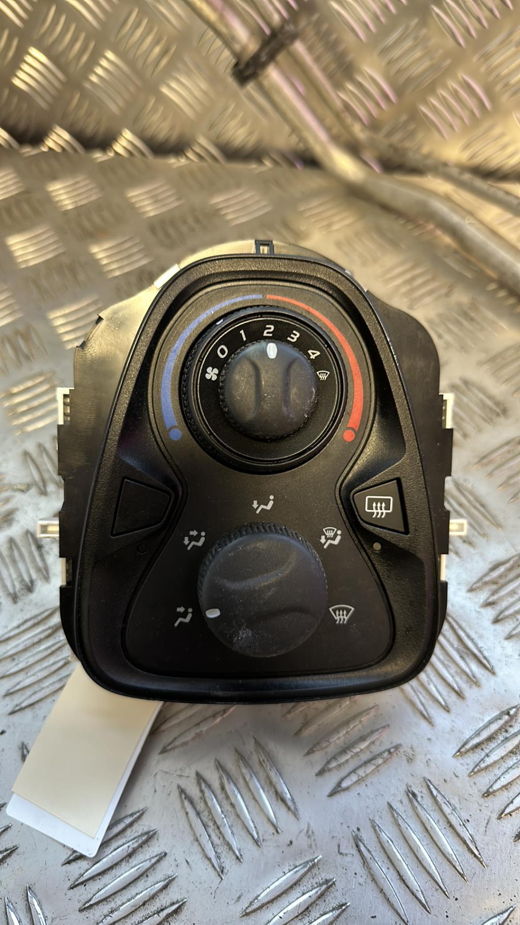 Commande chauffage CITROEN C1 2 Essence - 1