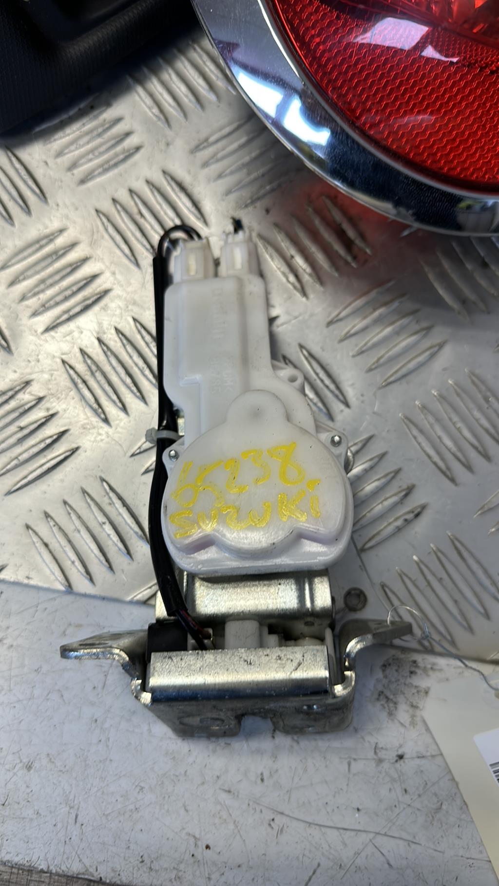 Serrure de coffre SUZUKI SWIFT 4 Essence - 1