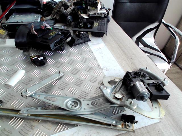 Alzacristalli elettrico posteriore sinistro RENAULT SCENIC 3 PHASE 1 Diésel - 1