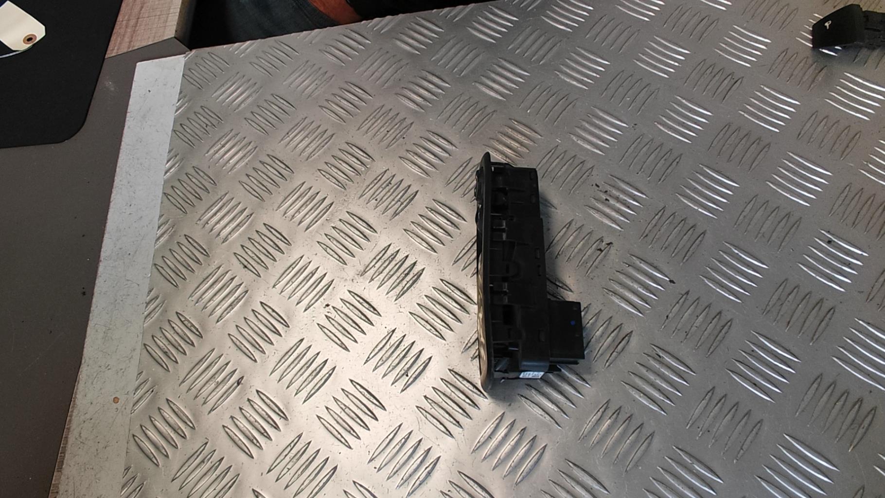Interruttore lavacristalli anteriore sinistro CITROEN C3 2 PHASE 1 Diésel - 1