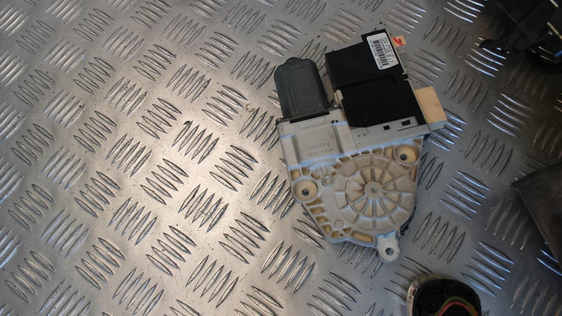 Motore alzacristalli anteriore sinistro CITROEN C5 1 PHASE 2 BREAK Diésel - 1
