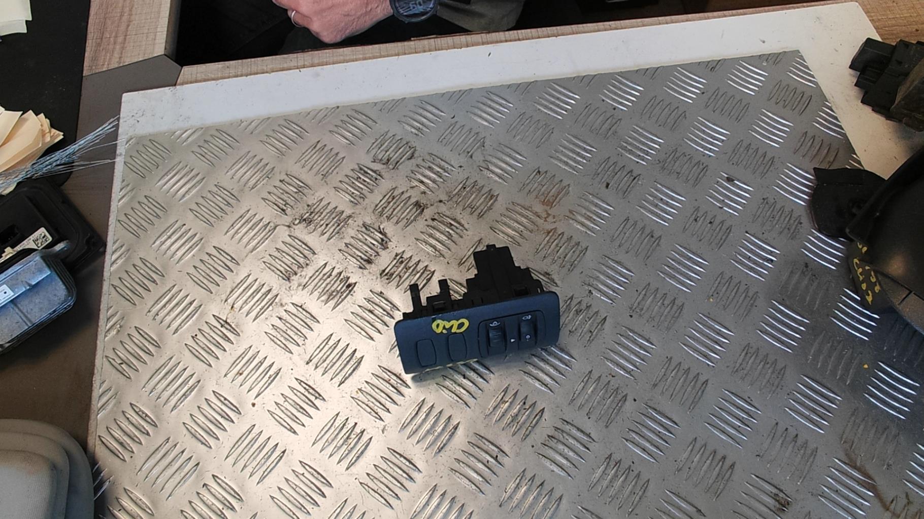 Commande de reglage hauteur de phare RENAULT CLIO 3 PHASE 2 Diesel - 1
