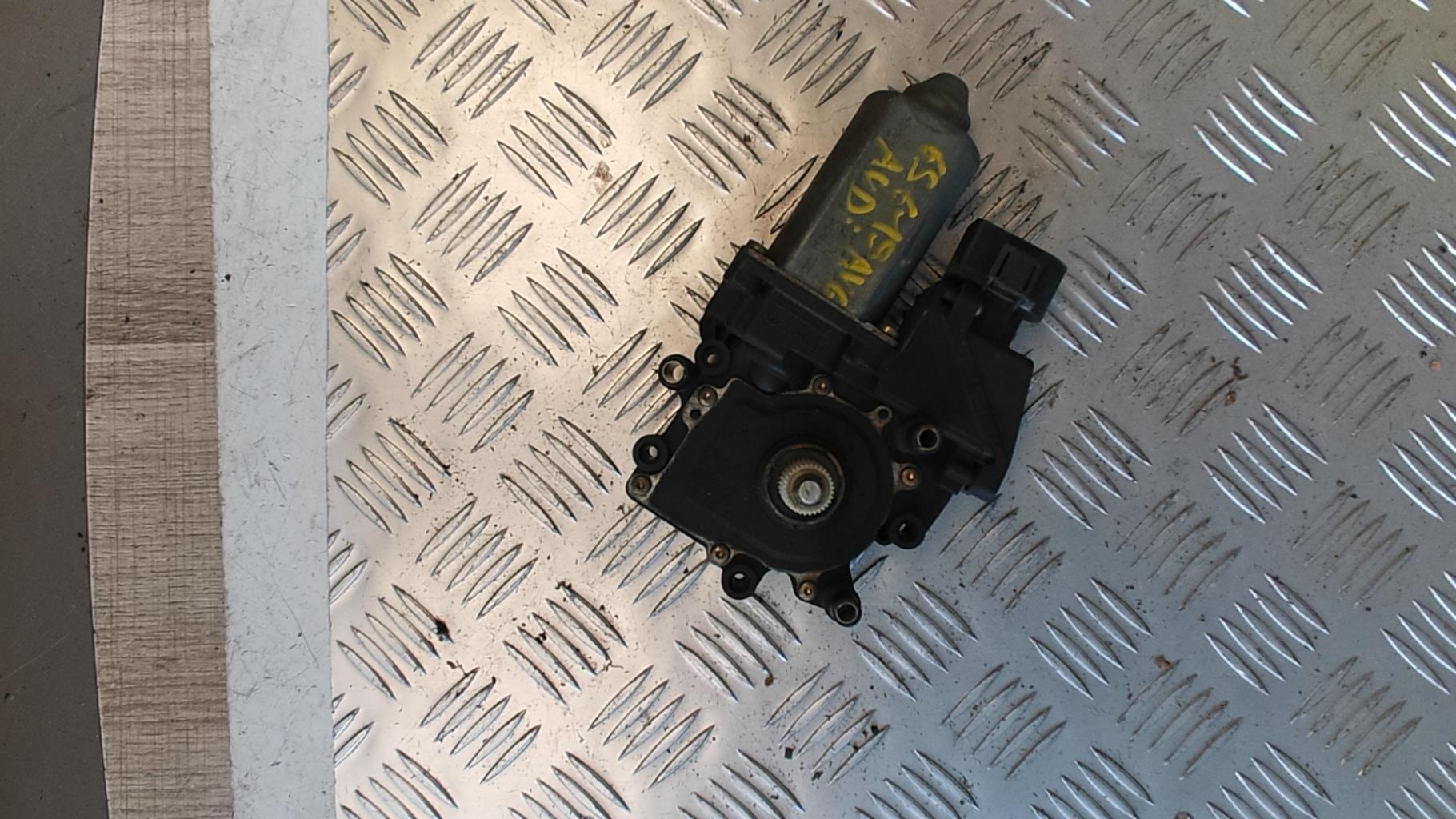 Motore alzacristalli anteriore sinistro AUDI A4 1 AVANT PHASE 1 BREAK Diésel - 1