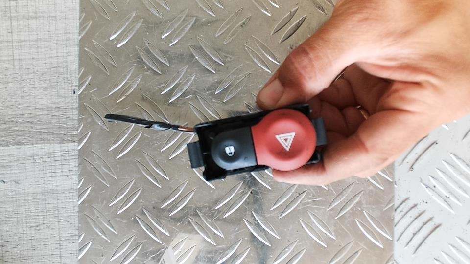 Bouton de warning RENAULT CLIO 3 PHASE 1 Diesel - 1