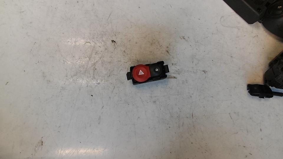 Bouton de warning RENAULT CLIO 3 PHASE 1 BREAK Diesel - 1
