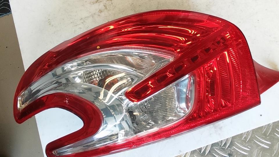 Fanale posteriore principale sinistro (luci) PEUGEOT 208 1 PHASE 1 Diésel - 1