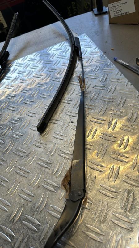 Braccio tergicristallo anteriore sinistro PEUGEOT 208 2 Diésel - 1