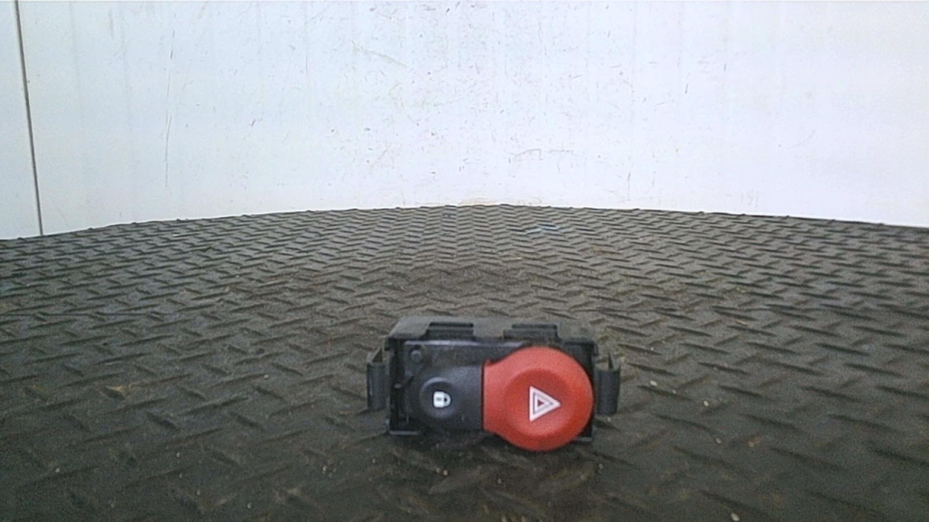 Bouton de warning RENAULT CLIO 3 PHASE 1 Diesel - 1