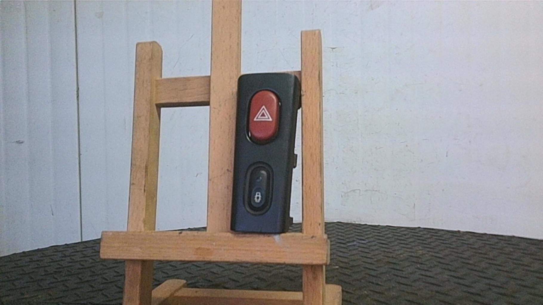 Bouton de warning RENAULT LAGUNA 1 PHASE 1 BREAK Diesel - 1