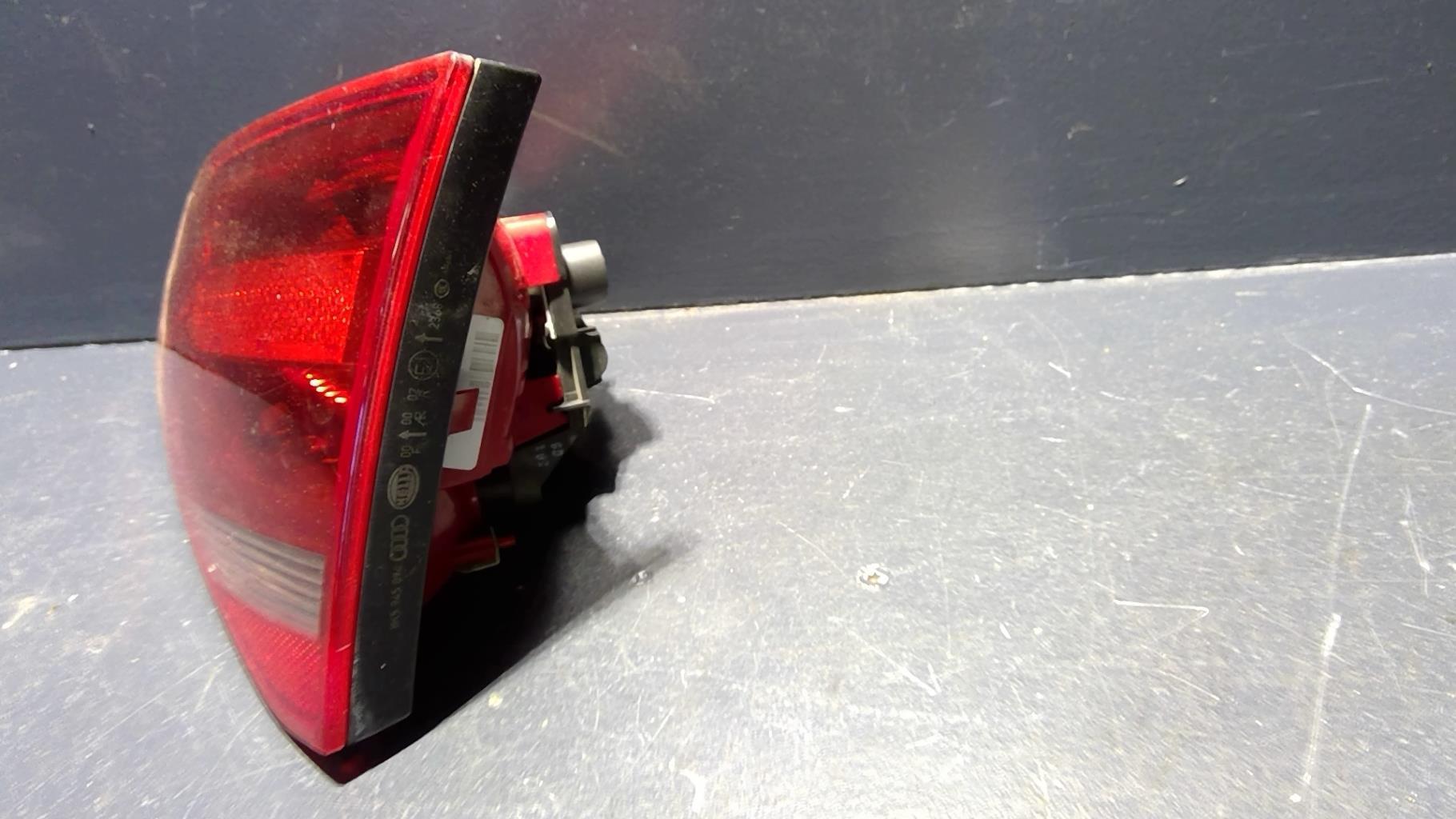 Feu arriere secondaire droit (feux) AUDI A4 3 PHASE 1  - 1