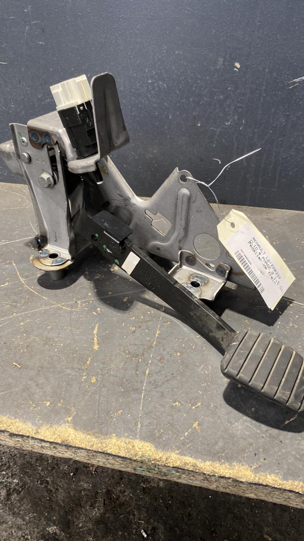 Pedale de frein RENAULT CLIO 4 PHASE 2 Diesel - 1