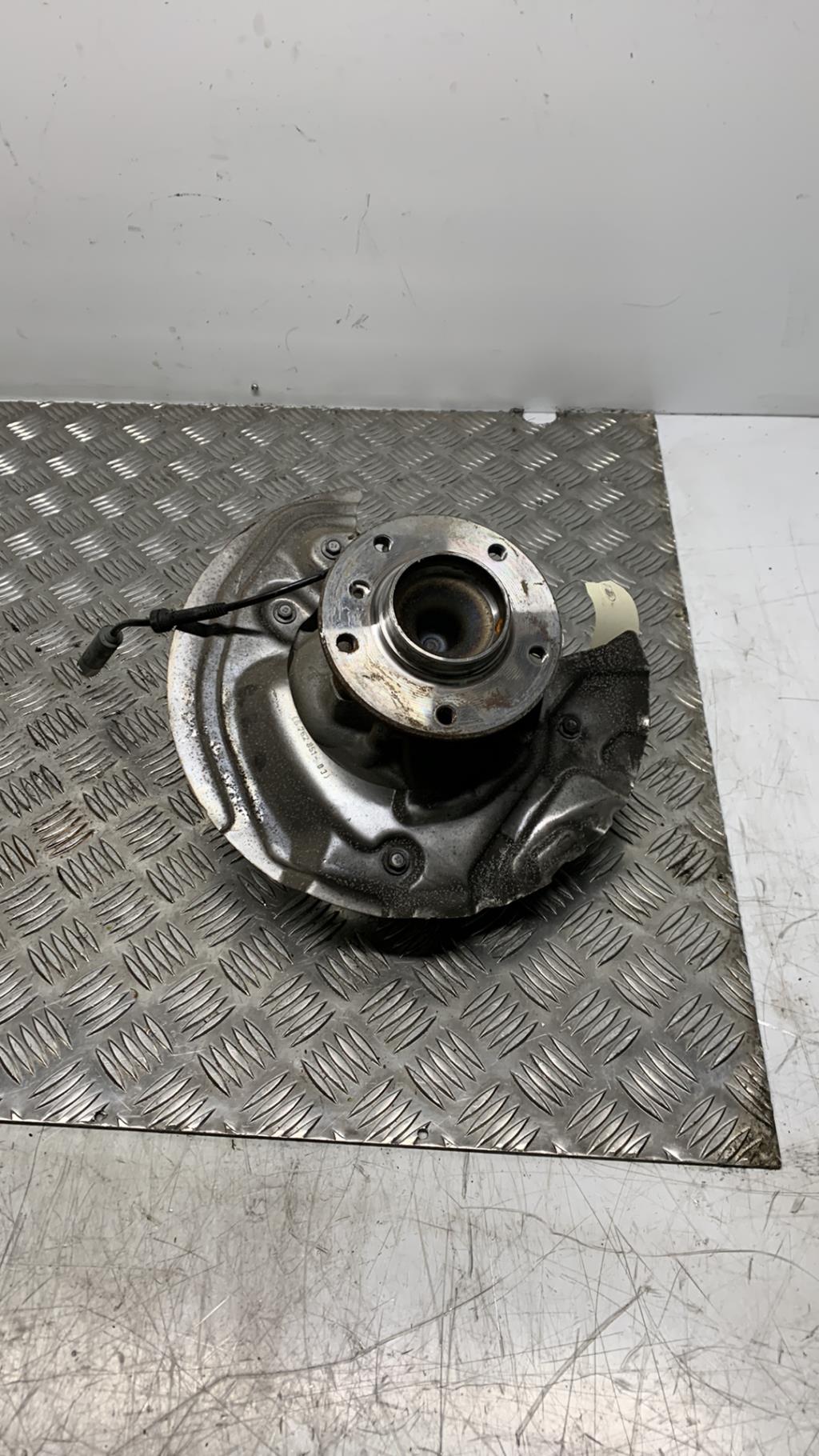 Fusee avant gauche BMW SERIE 1 E88 CABRIO  - 1