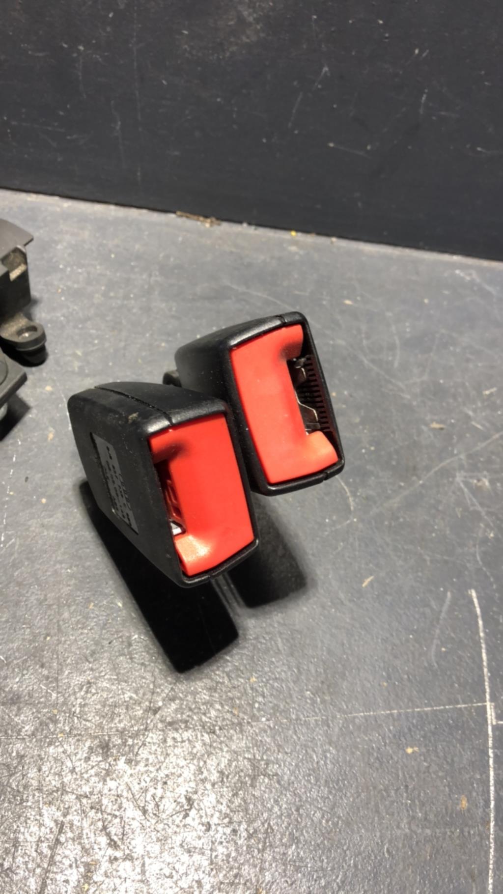 Attache ceinture arriere centrale AUDI A5 1 CABRIO PHASE 1 Diesel - 1