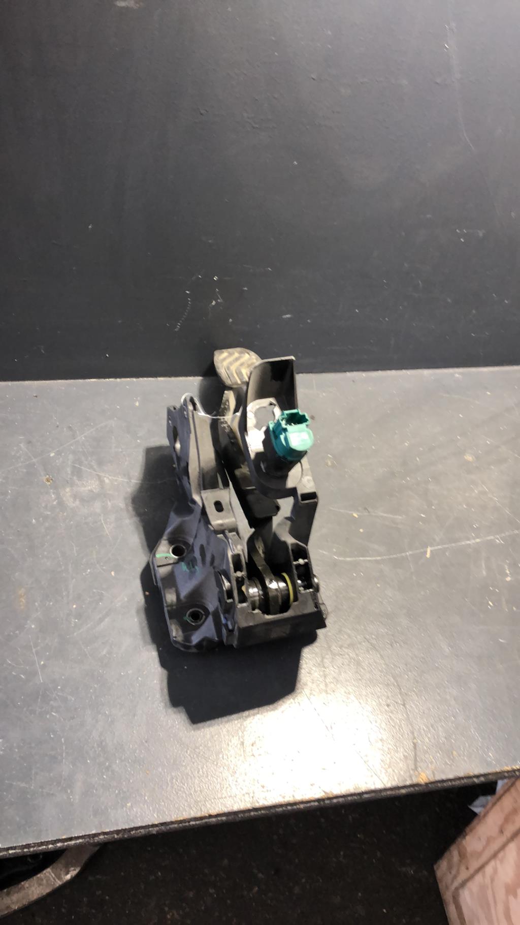 Pedale de frein RENAULT CLIO 5 PHASE 1 Essence/GPL - 1