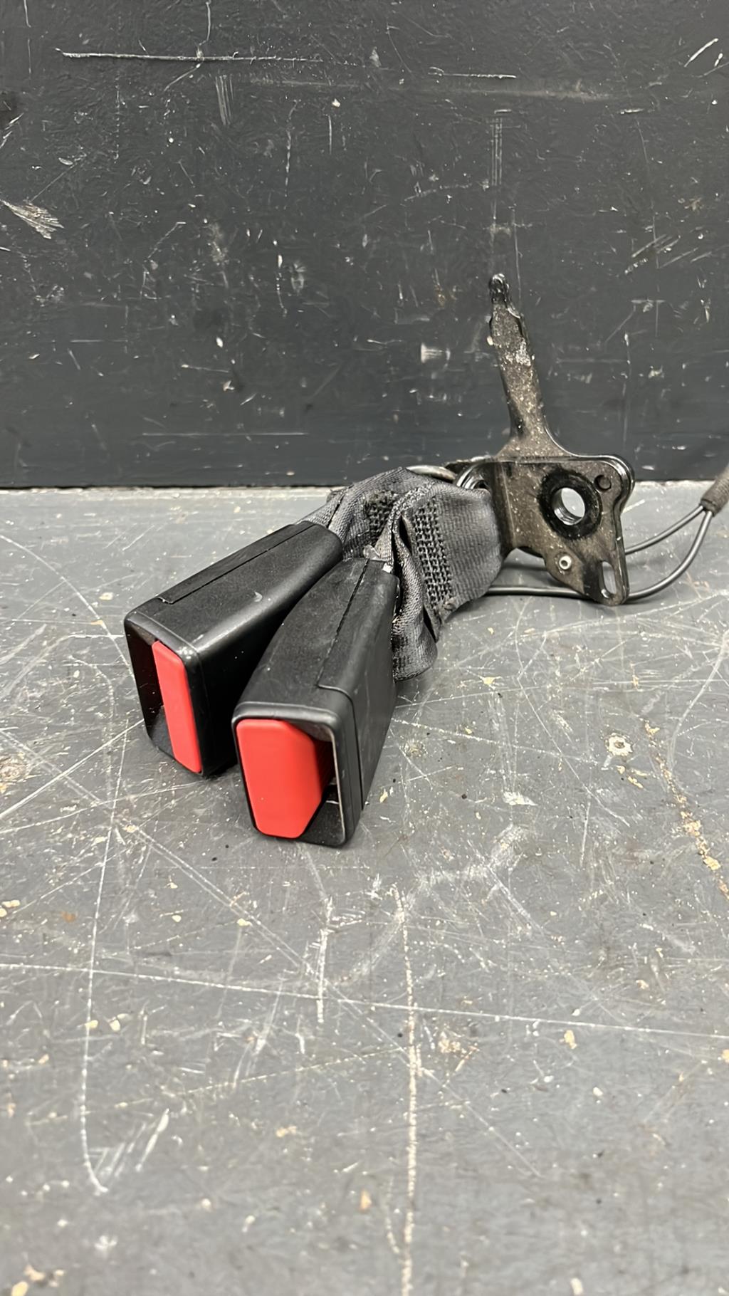 Attache ceinture arriere centrale RENAULT CLIO 4 PHASE 2  - 1