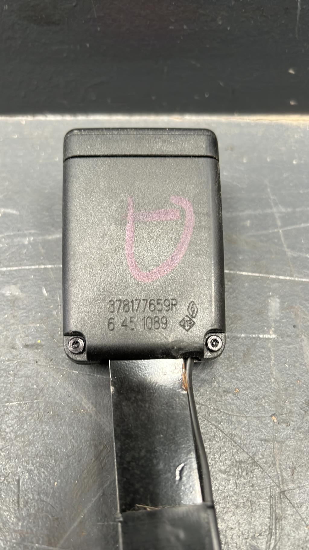 Attache ceinture avant droit RENAULT CLIO 4 PHASE 2  - 1