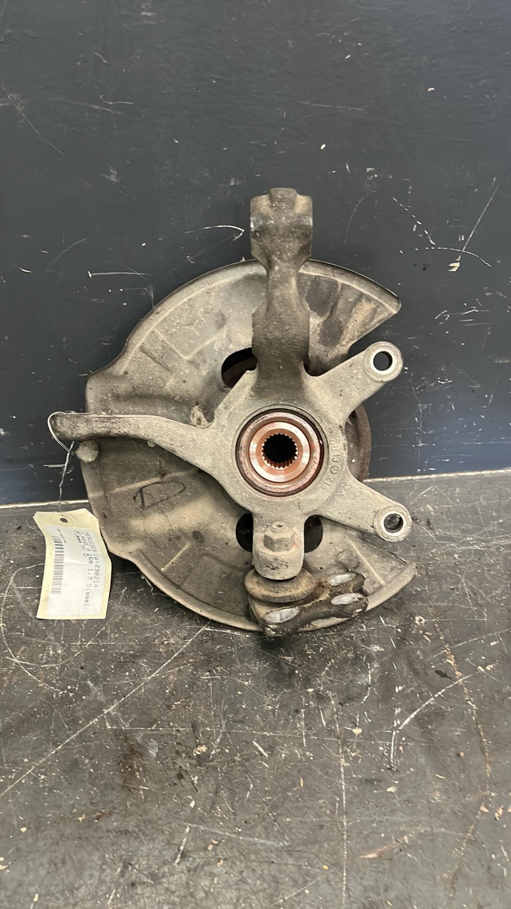 Fusee avant droit MERCEDES CLASSE A 168  - 1