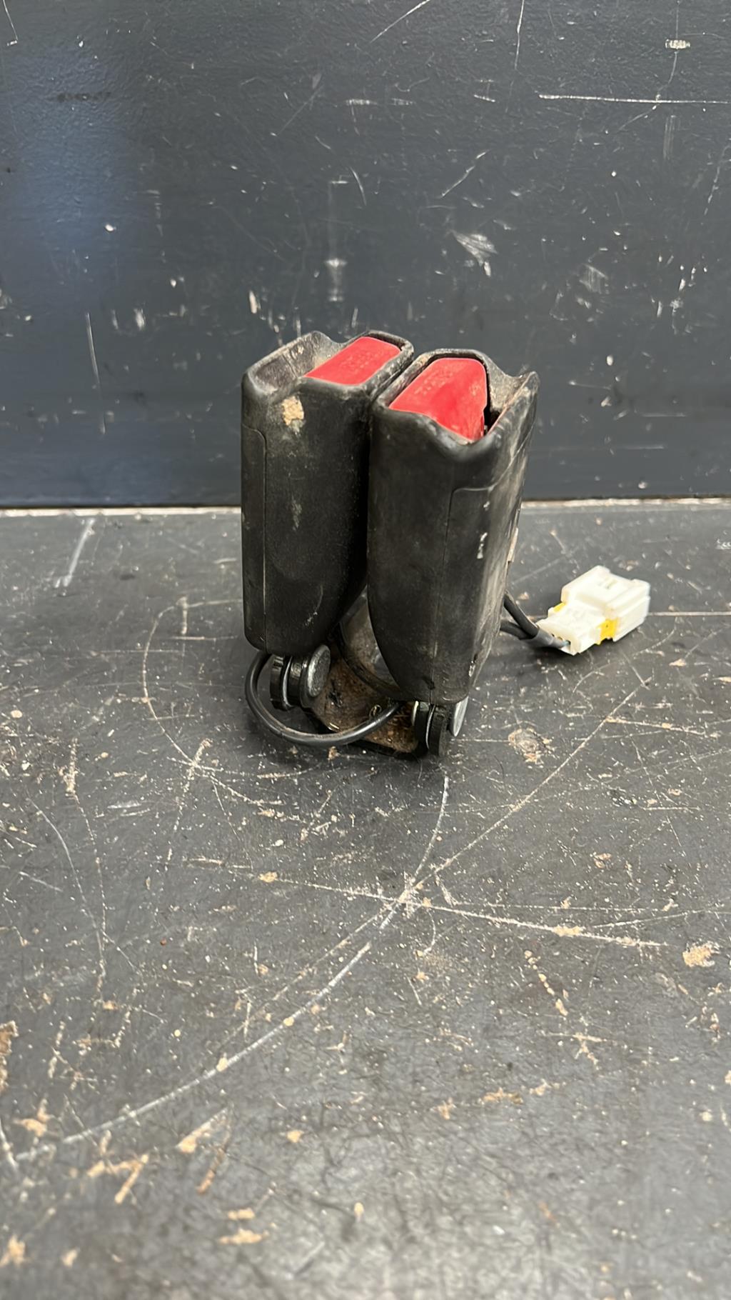 Attache ceinture arriere centrale CITROEN C4 2 PHASE 1 Diesel - 1