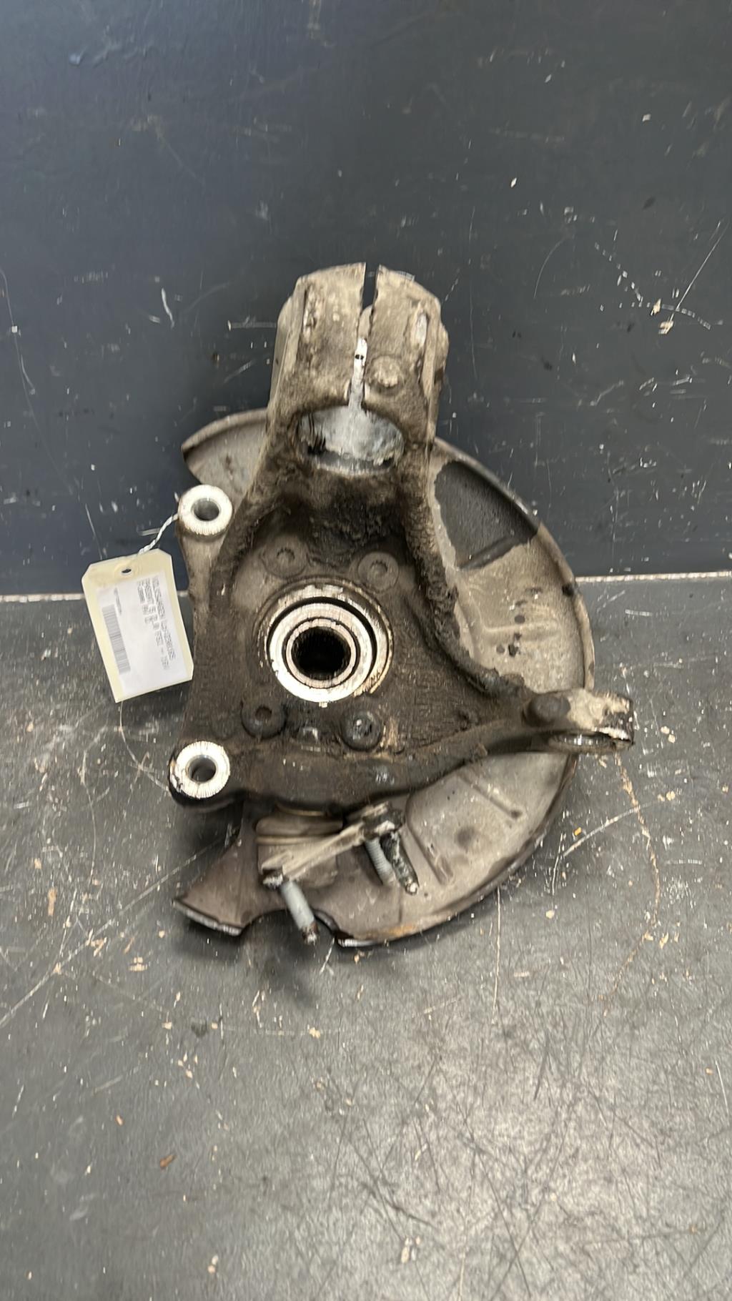 Fusee avant droit VOLKSWAGEN PASSAT 5 Essence - 1
