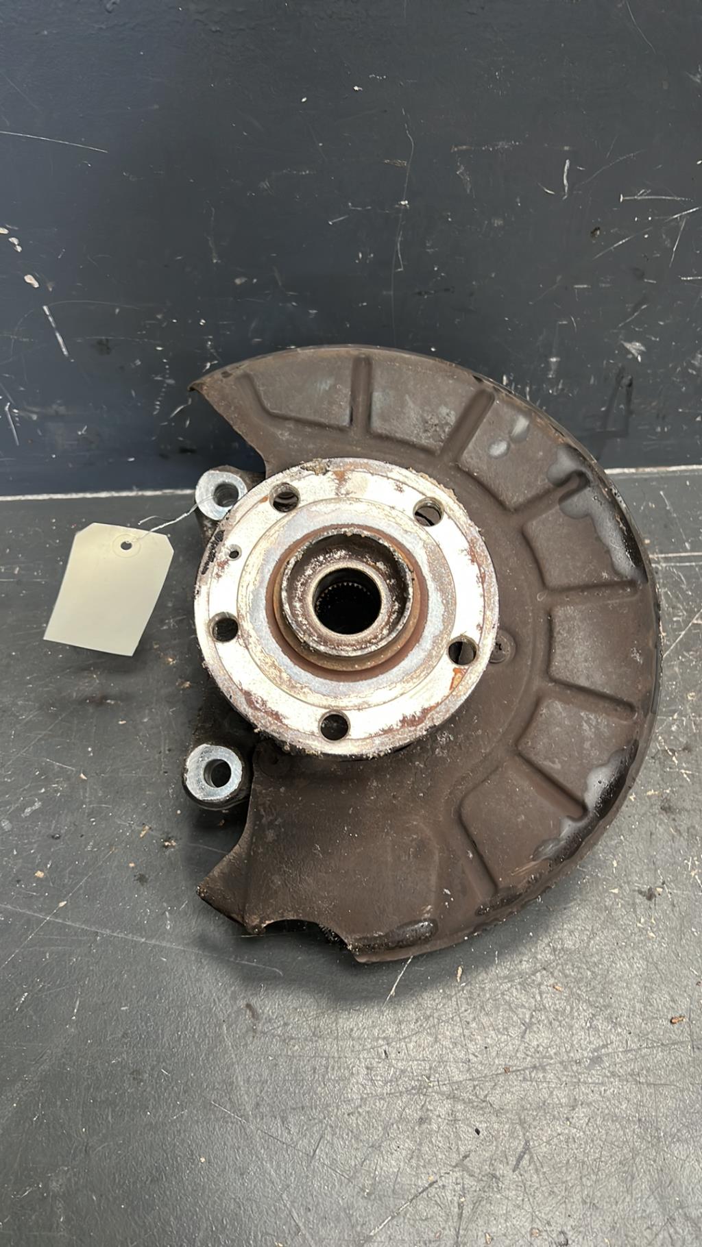 Fusee avant gauche VOLKSWAGEN PASSAT 5 Essence - 1