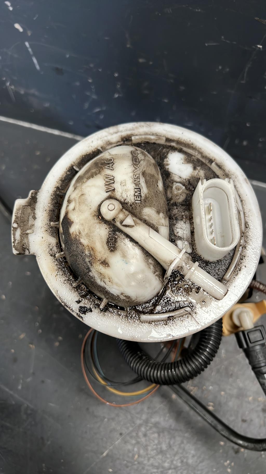 Pompe à carburant VOLKSWAGEN PASSAT 5 Essence - 1