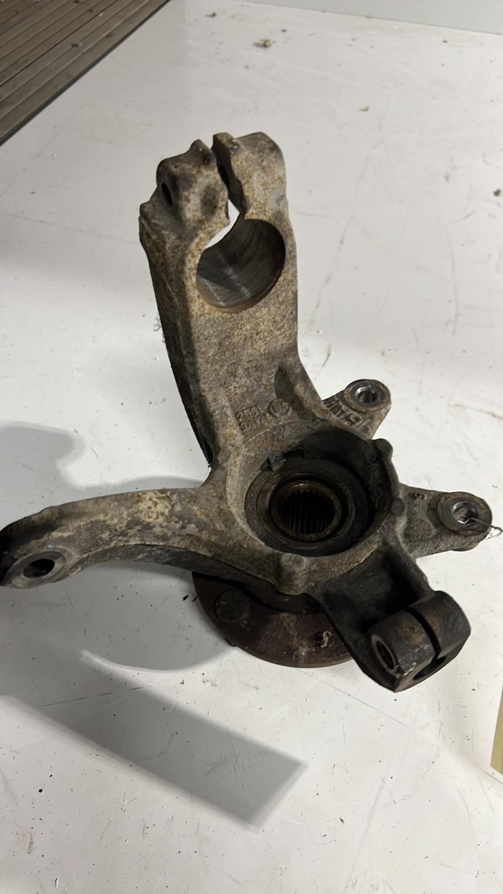 Fusee avant gauche FORD FIESTA 5 PHASE 1 Diesel - 1