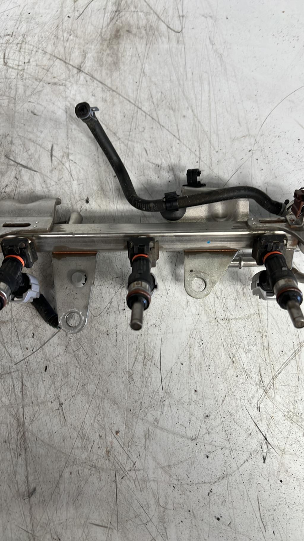 Rampe injection RENAULT CLIO 4 PHASE 2 Essence - 1