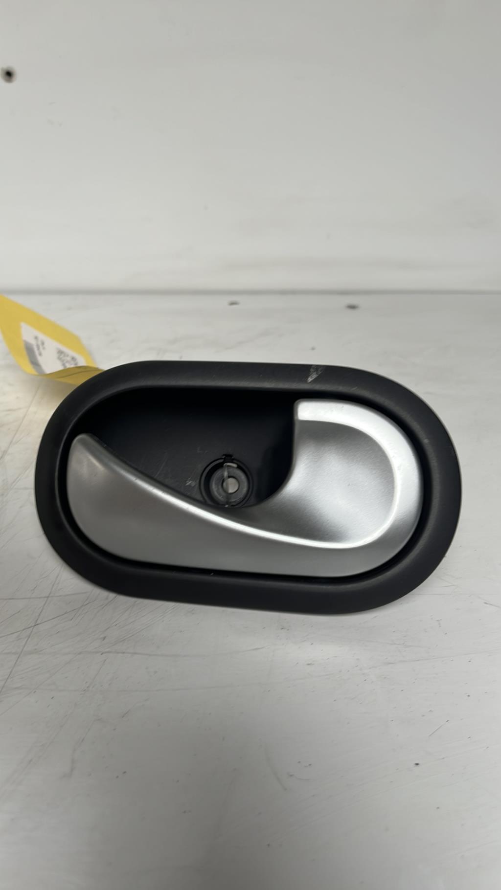 Poignee interieur arriere droit RENAULT CLIO 3 PHASE 1 Diesel - 1