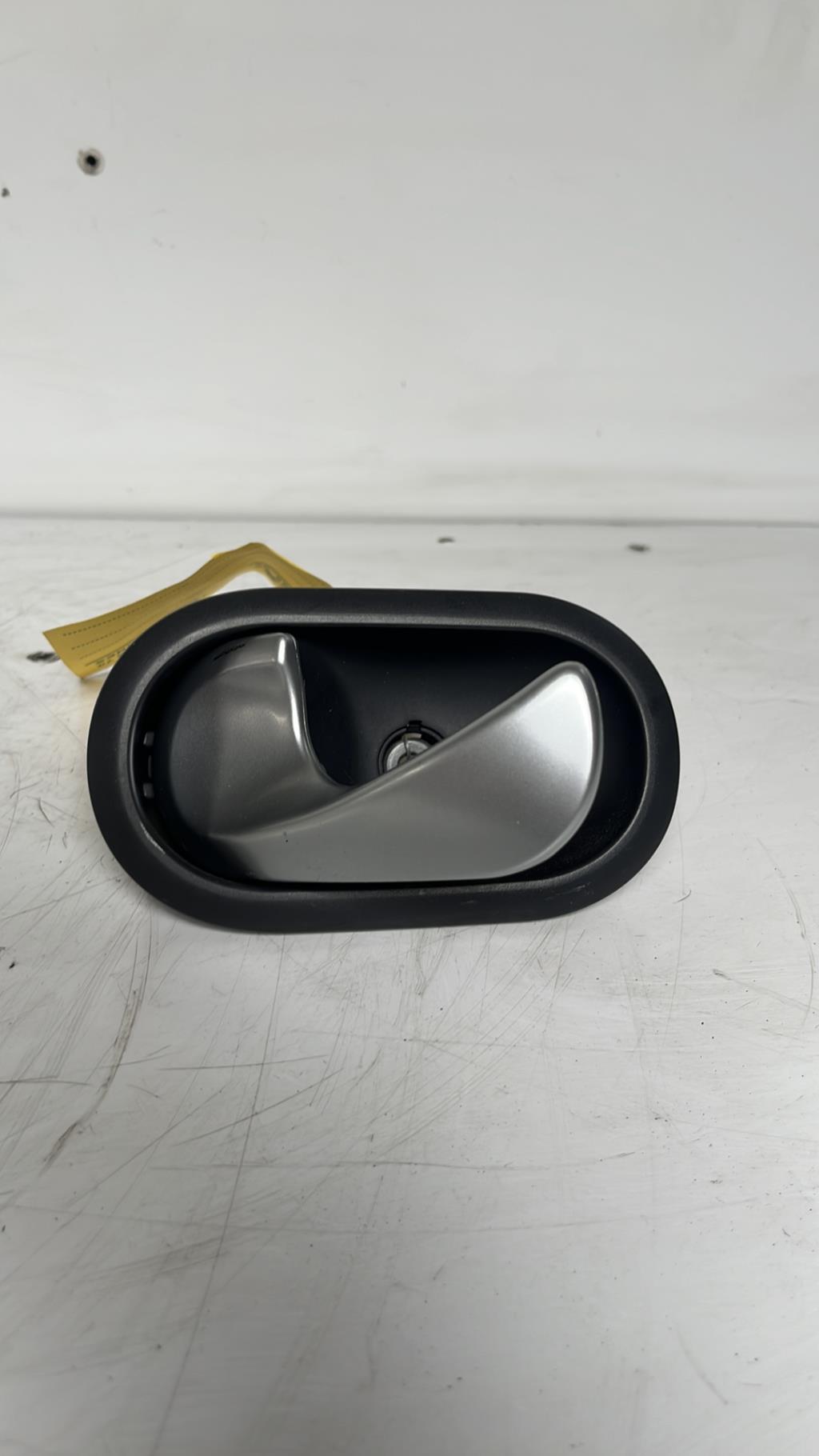 Poignee interieur arriere gauche RENAULT CLIO 3 PHASE 1 Diesel - 1