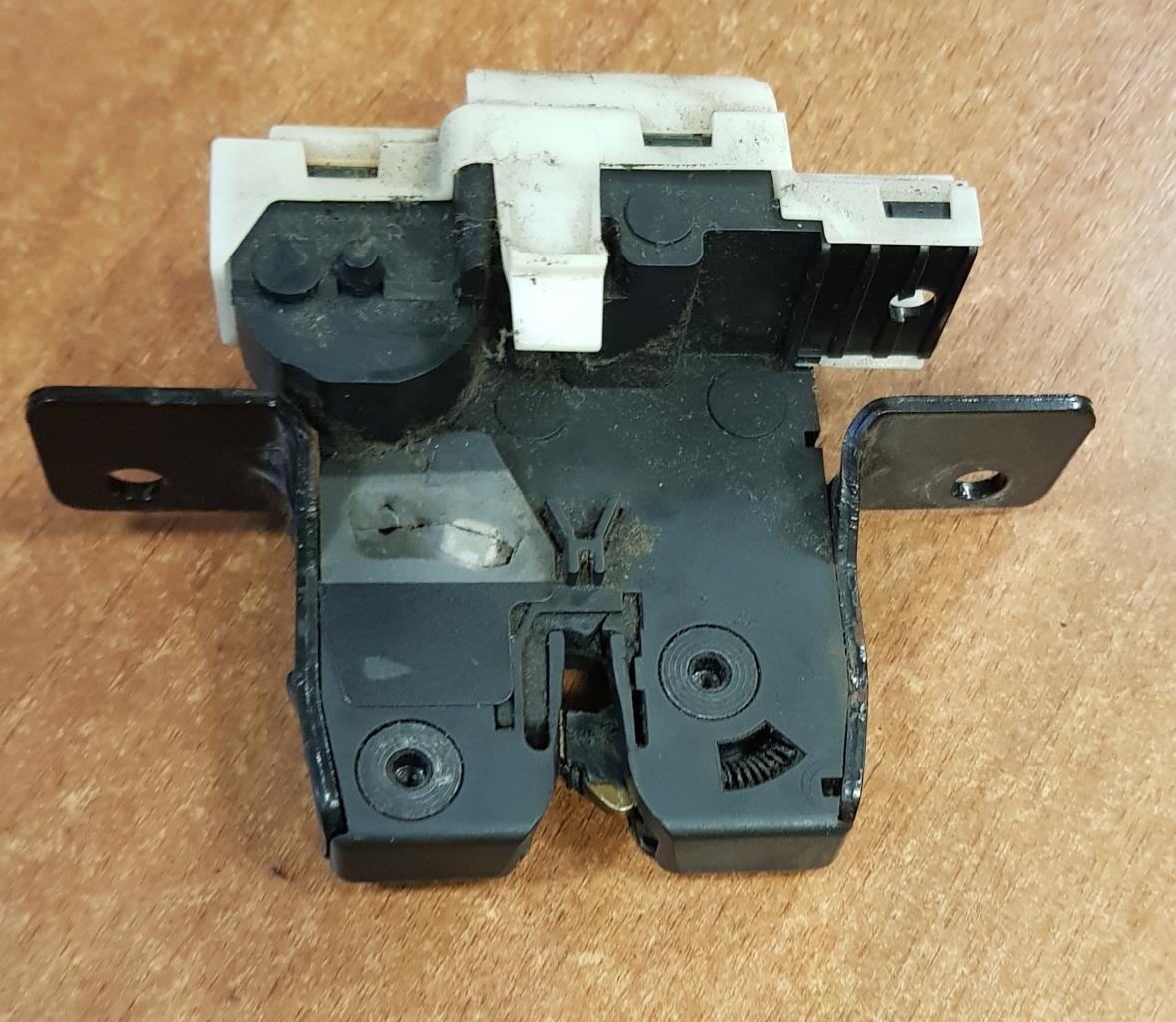 Serrure de coffre RENAULT CLIO 3 PHASE 1 Essence - 1