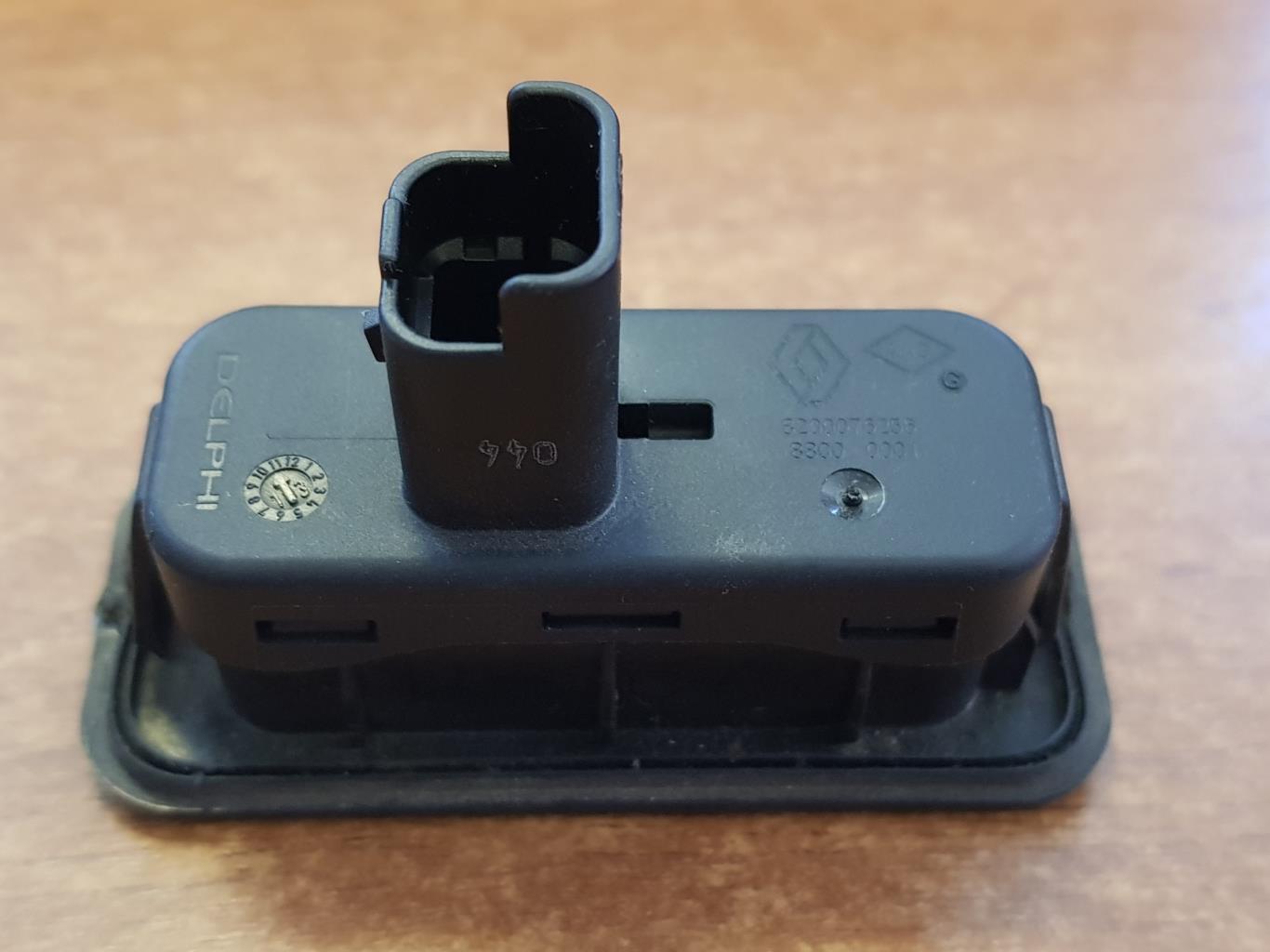Bouton de coffre RENAULT CLIO 3 PHASE 2 Essence - 1