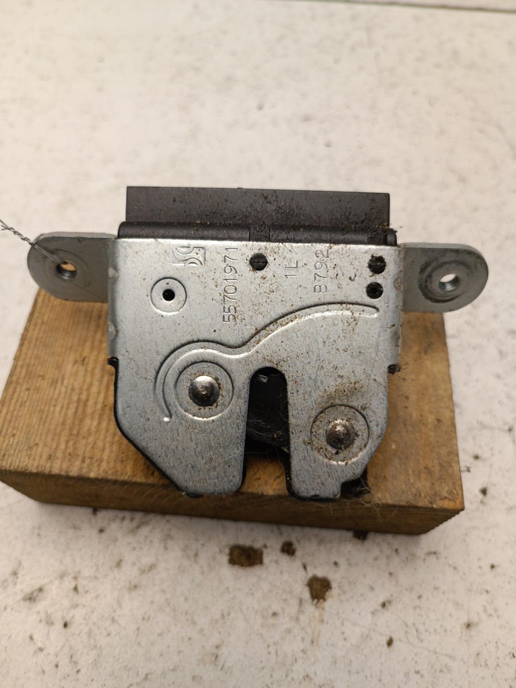 Serrure de hayon OPEL CORSA D PHASE 2 Diesel - 1