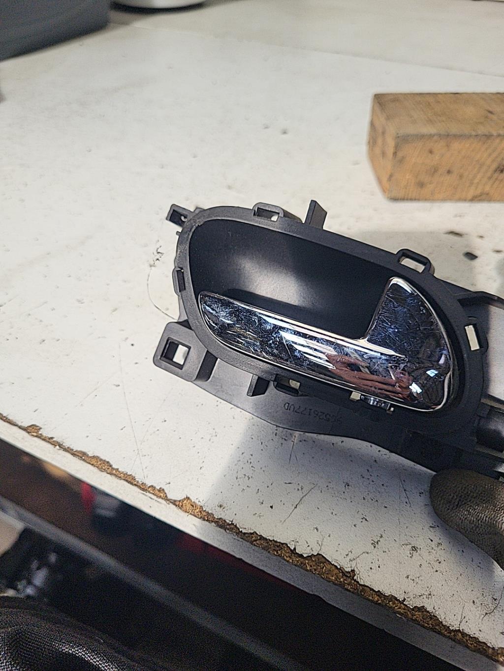 Serrure avant droit PEUGEOT 407 PHASE 1 BREAK Diesel - 1