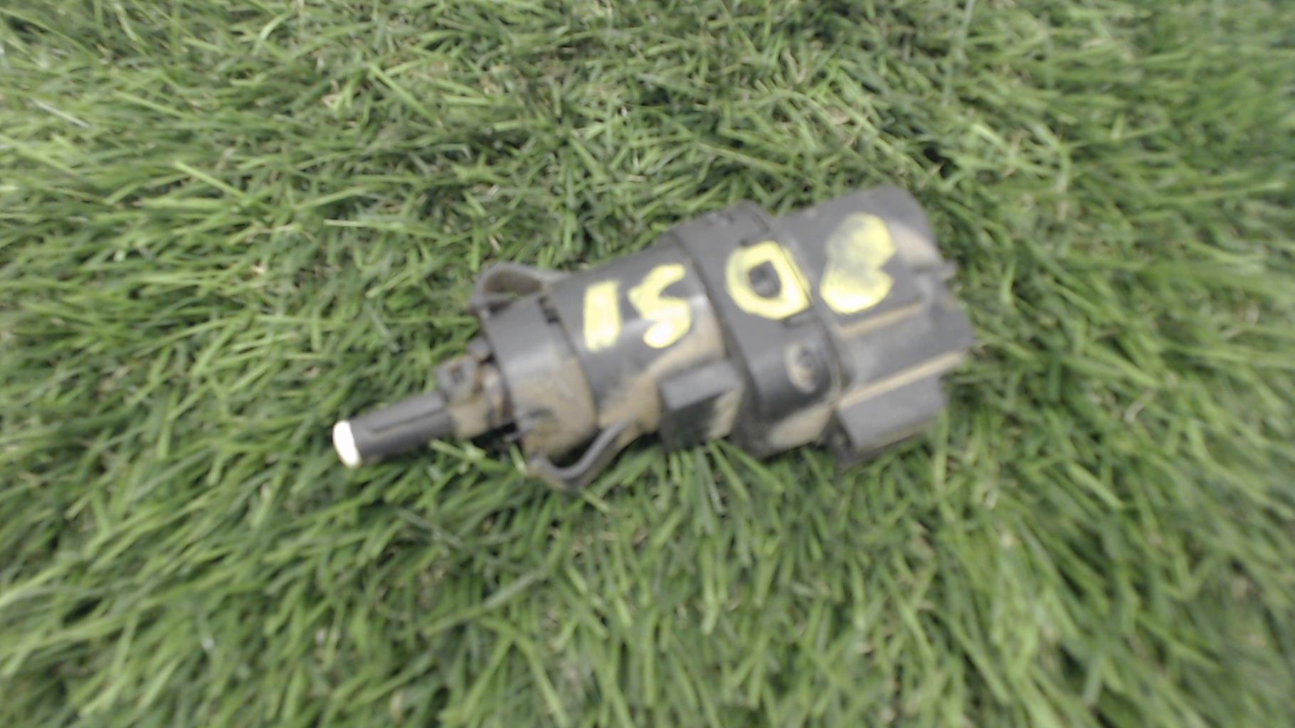 Contacteur feu stop FORD FIESTA 5 PHASE 2 Essence - 1