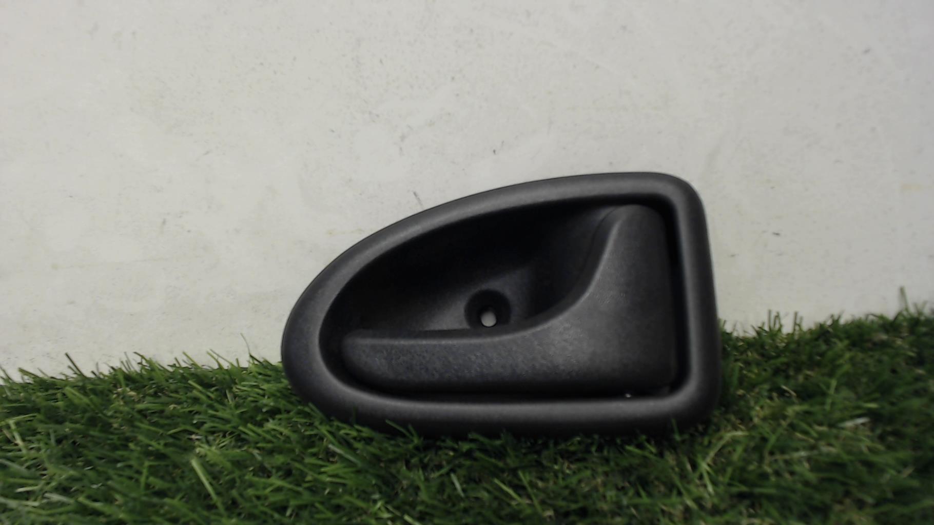 Poignee interieur avant droit RENAULT CLIO 2 PHASE 1 Diesel - 1