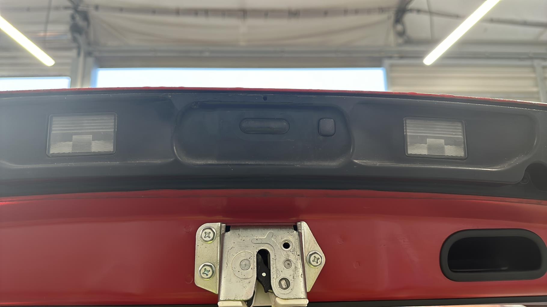 Bouton de coffre SUZUKI SWIFT 4 Essence - 1