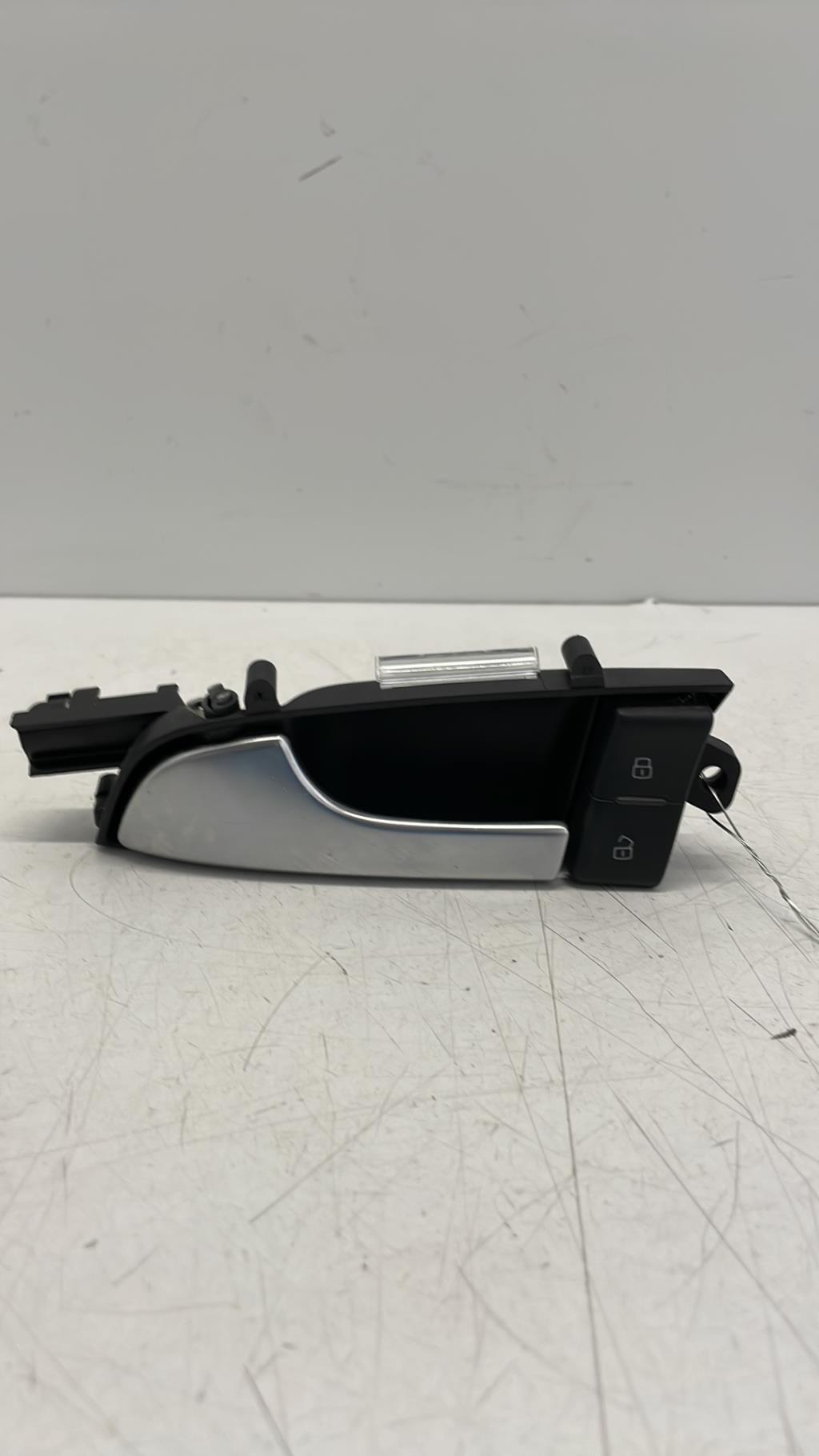 Poignee interieur avant gauche AUDI A3 2 PHASE 2 Essence - 1