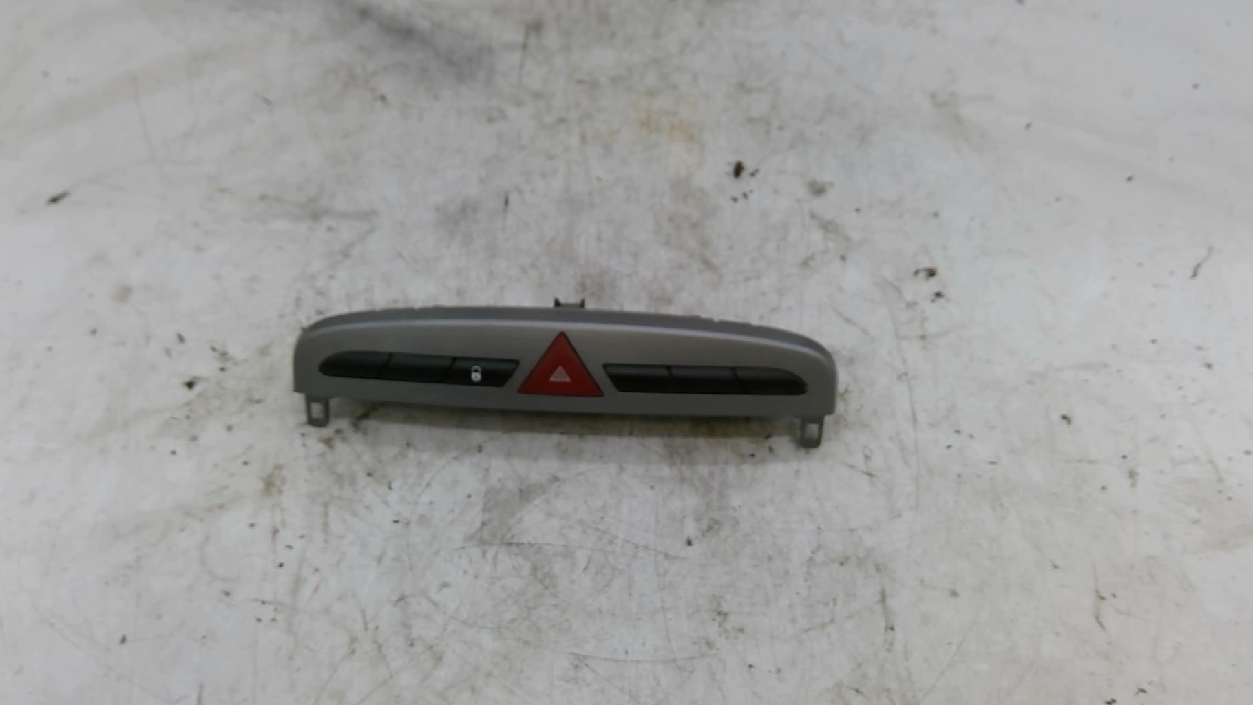 Bouton de warning PEUGEOT 308 1 PHASE 1 Diesel - 1