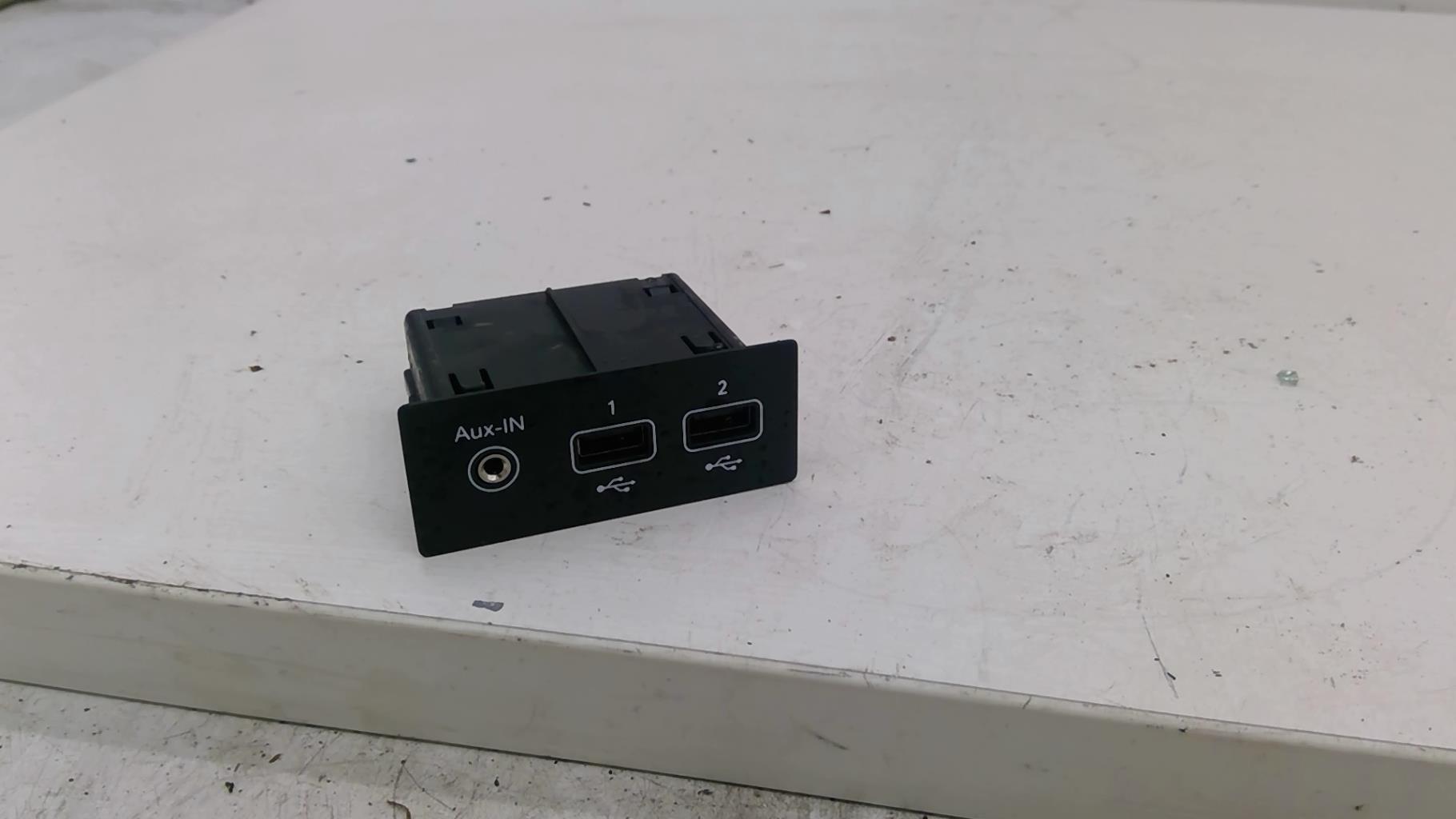 Prise port USB RENAULT CLIO 5 PHASE 1 Essence/Hybride - 1
