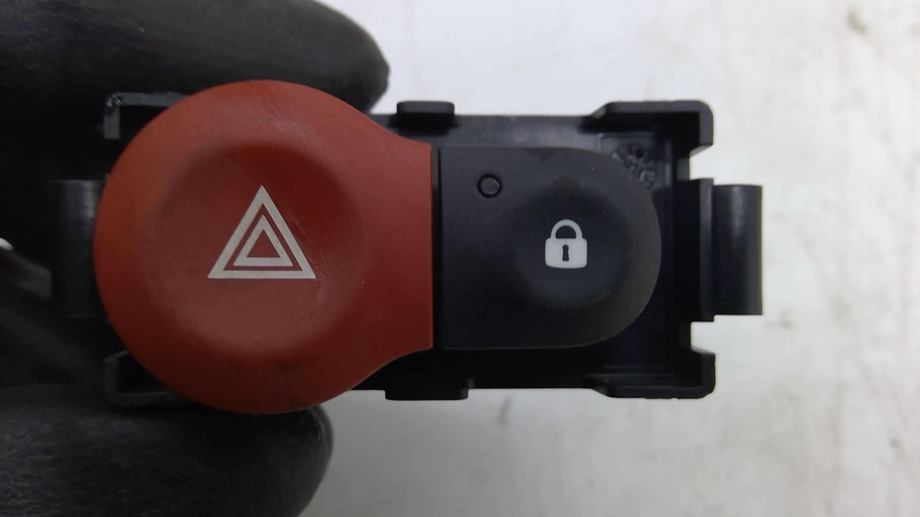Bouton de warning RENAULT CLIO 3 PHASE 2 Essence - 1