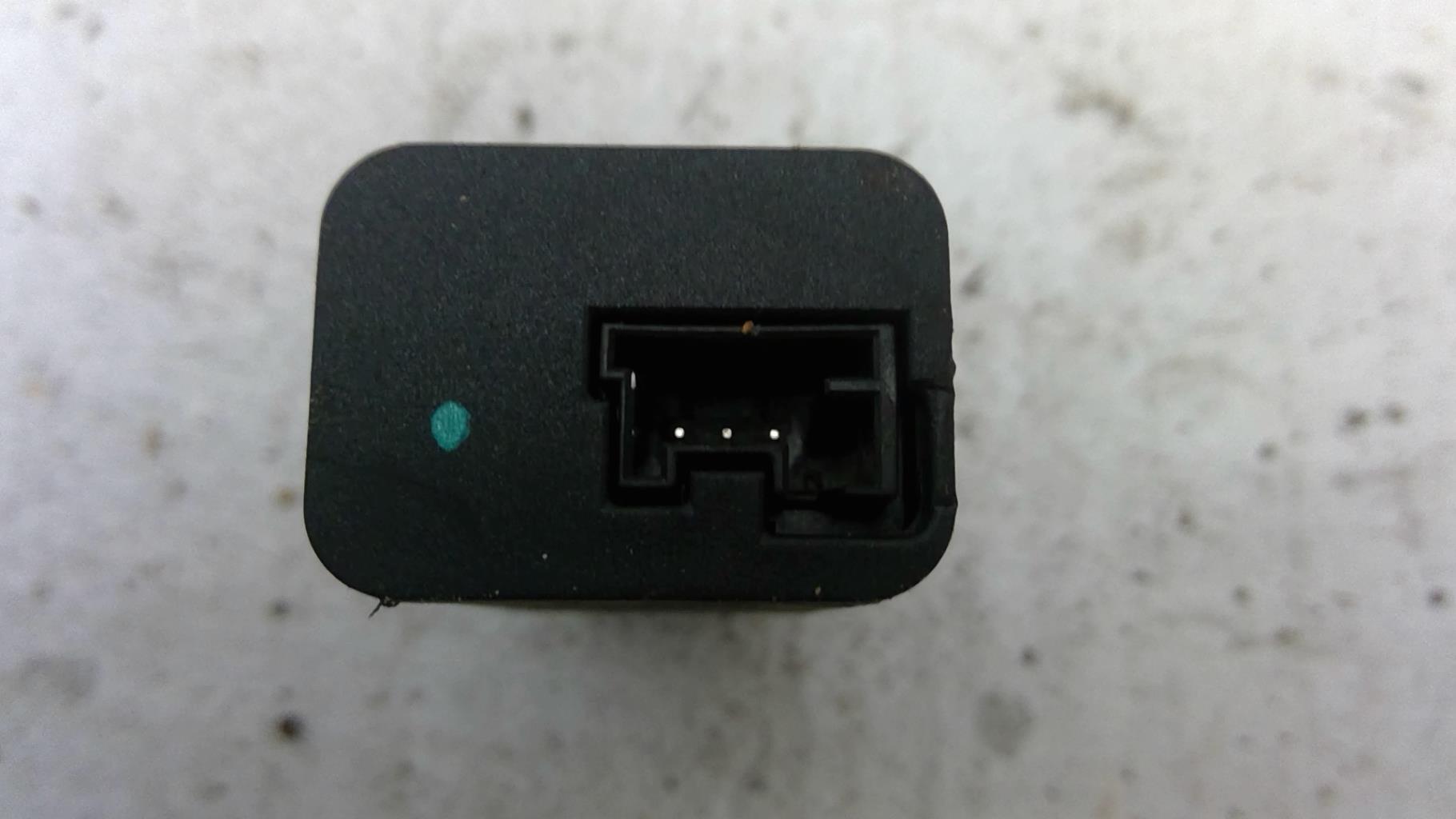 Prise port USB PEUGEOT 2008 2 Diesel - 1