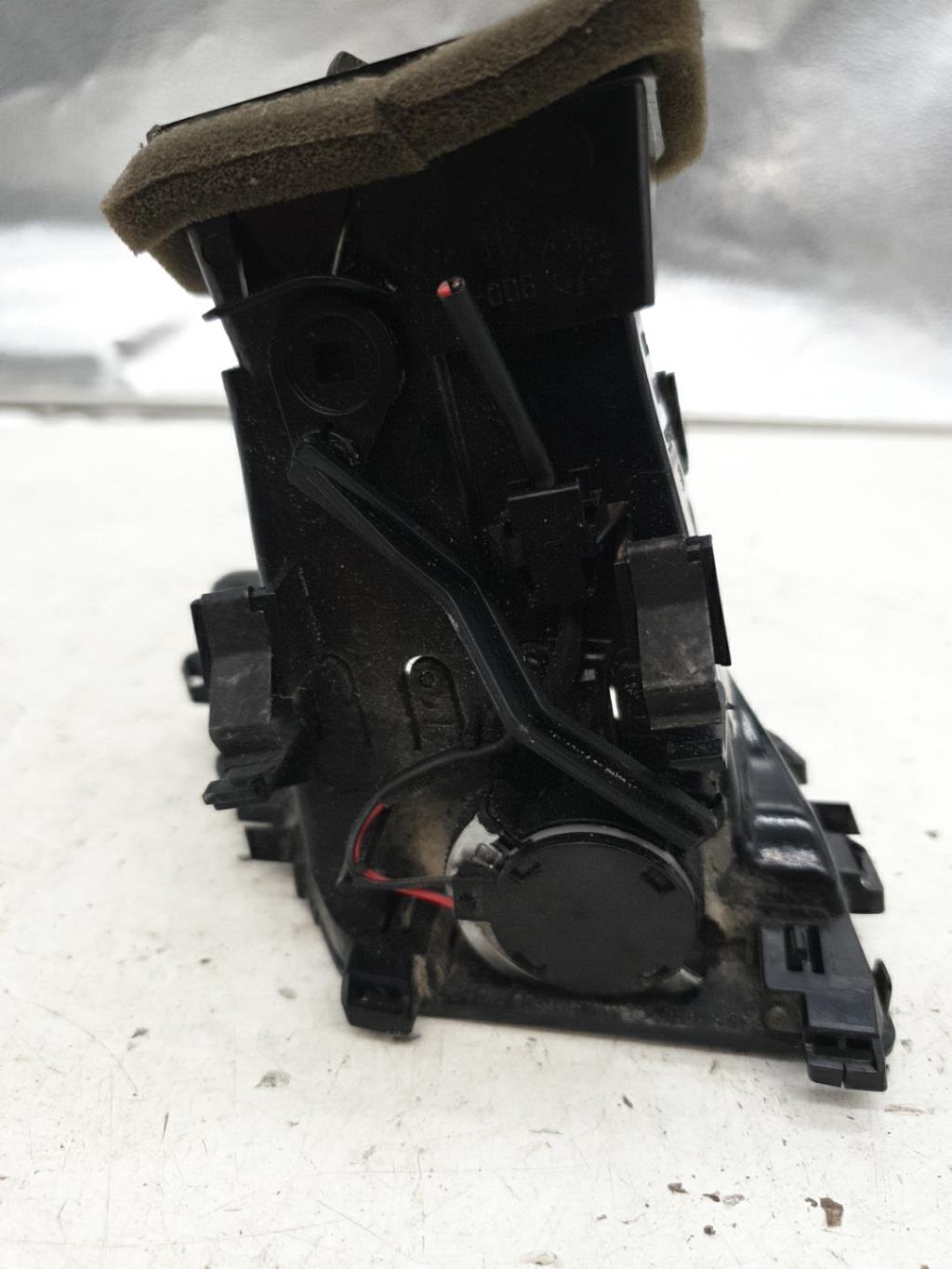 Aerateur tableau de bord AUDI A4 3 AVANT PHASE 2 BREAK Diesel - 1