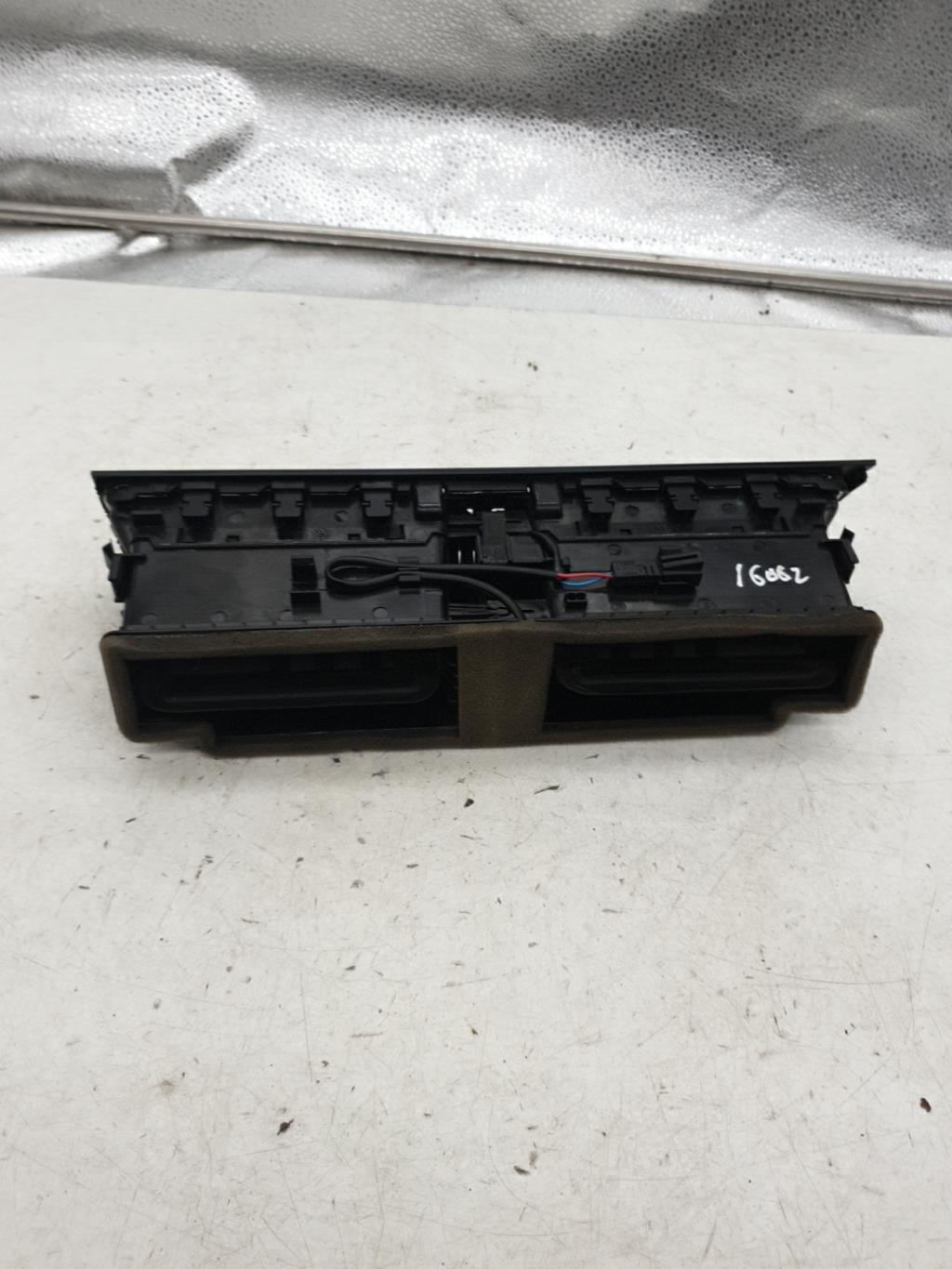 Aerateur tableau de bord AUDI A4 3 AVANT PHASE 2 BREAK Diesel - 1