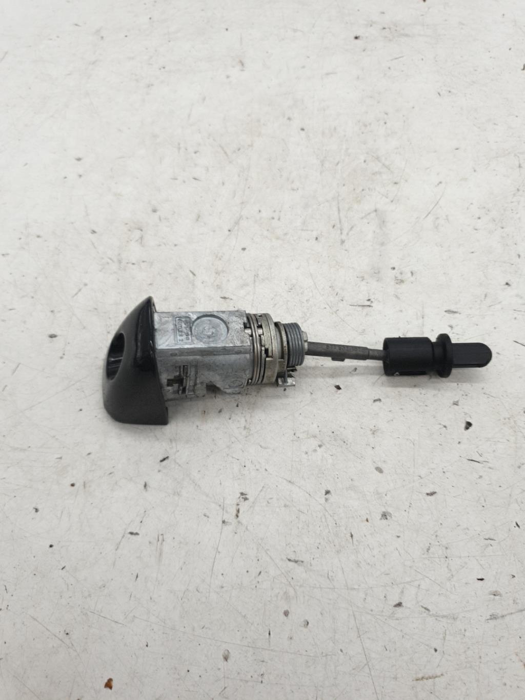 Barillet porte avant gauche AUDI A4 3 AVANT PHASE 2 BREAK Diesel - 1