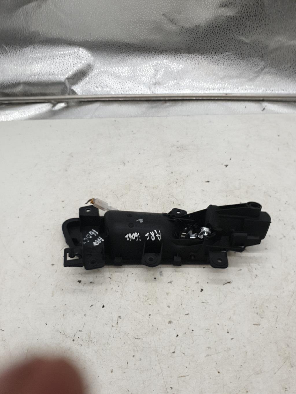 Poignee interieur arriere gauche AUDI A4 3 AVANT PHASE 2 BREAK Diesel - 1