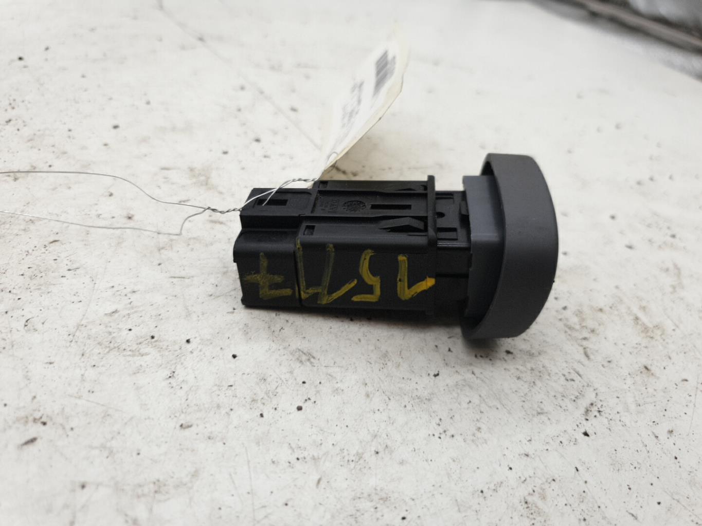 Bouton de warning RENAULT CLIO 2 PHASE 1 Essence - 1