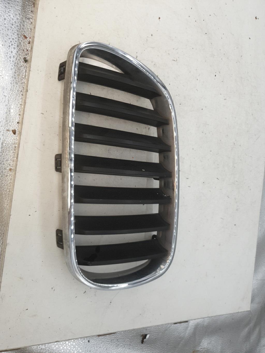 Calandre gauche BMW X3 E83 PHASE 2 Diesel - 1