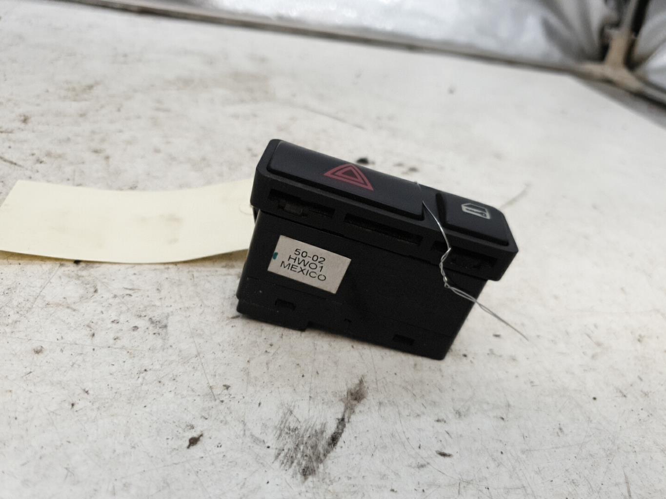 Bouton de warning BMW SERIE 3 E46 PHASE 2  - 1
